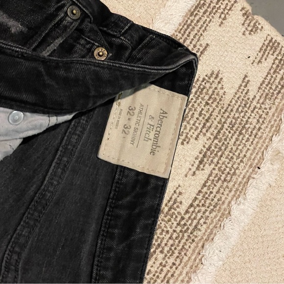 Men’s lightly worn and lightly faded black slim distressed Abercrombie denim. - Picture 3 of 5